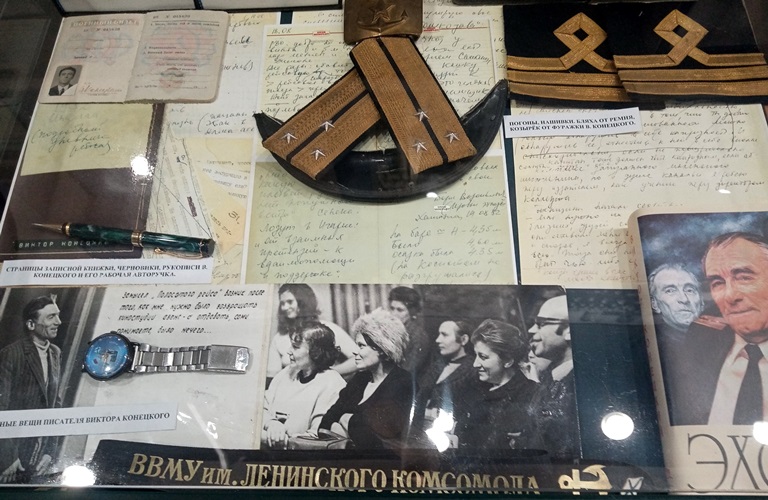 Фрагмент экспозиции Музея Училища, посвящённой В.В. Конецкому